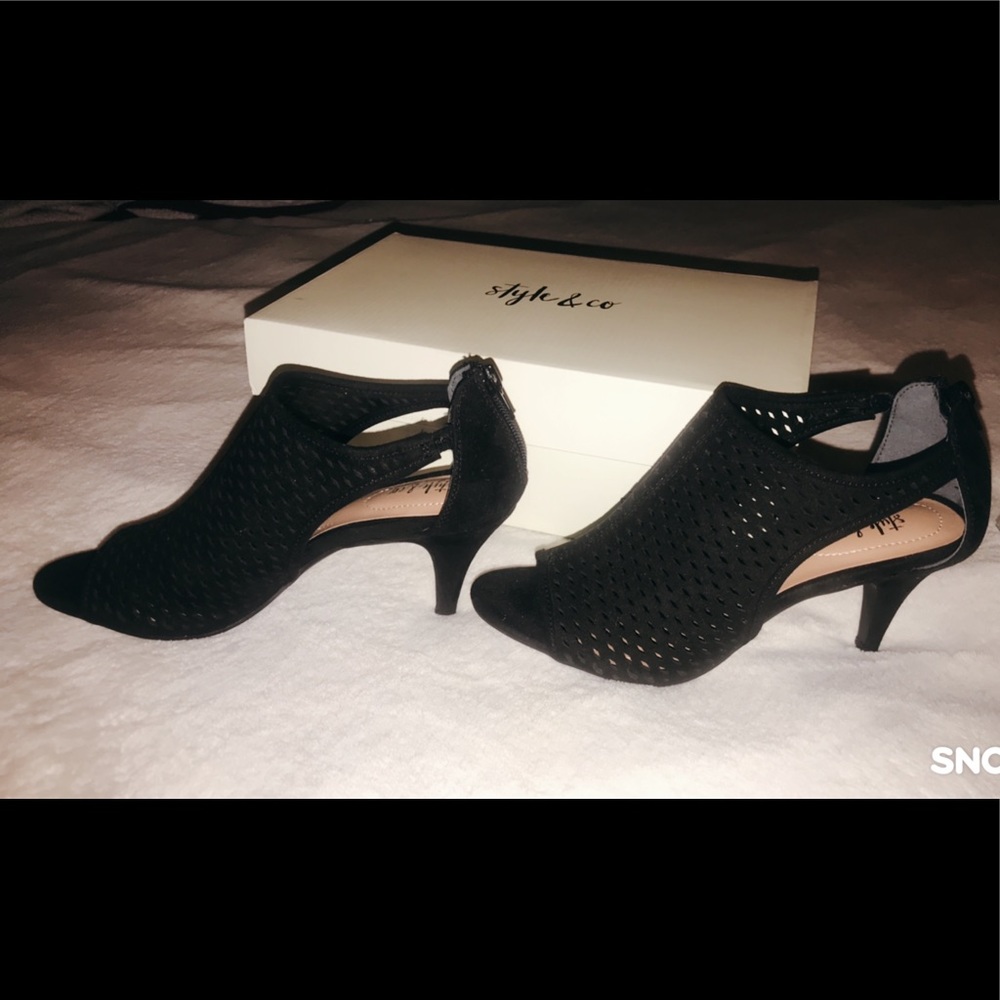 Black pumps, size 7 very comfortable and cute!!